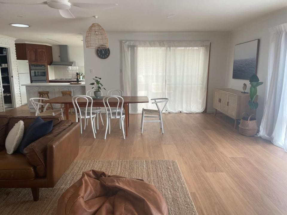 Laurel-Lee ROBE Coastal Stay Long Beach with fire PET friendly 3 bedroom 350 walk to Longbeach House in Robe