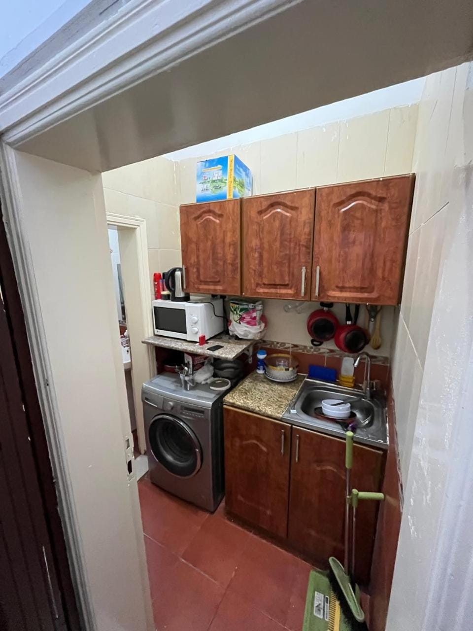 Kitchen or kitchenette, oven, washing machine