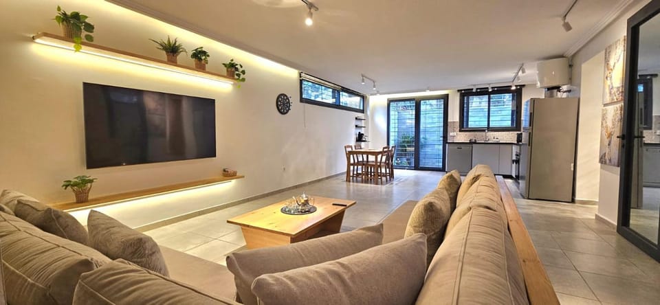 Orange Tree Loft - Private Garden, Free Parking, Fast WiFi & Netflix Apartment in Casablanca