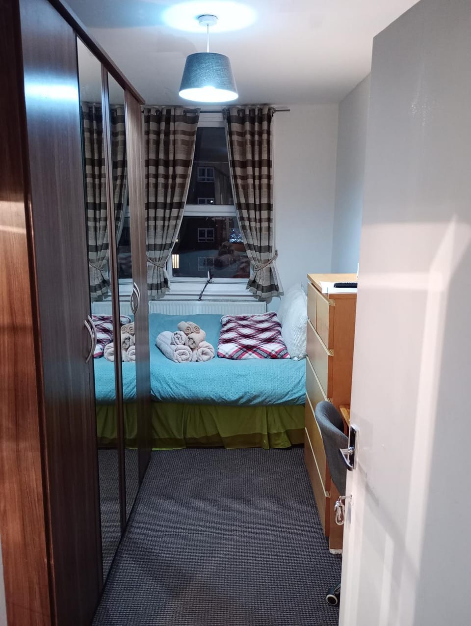 Double bed room in London with a bar Vacation rental in London Borough of Southwark