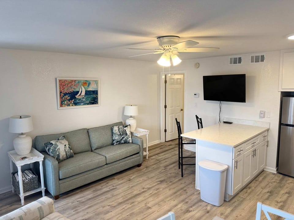 Tropical Isle 209 w Convenient Beach Access House in Okaloosa Island