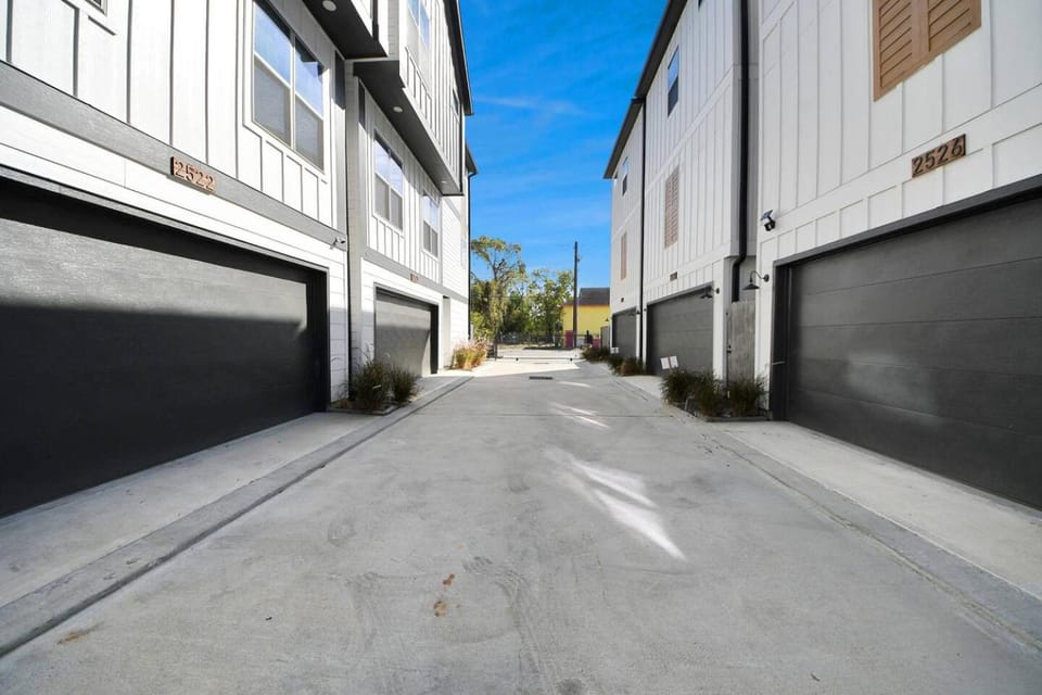 OakHaven- Centrally located, near downtown and TMC - Sleeps 10 - 3br3ba House in Houston