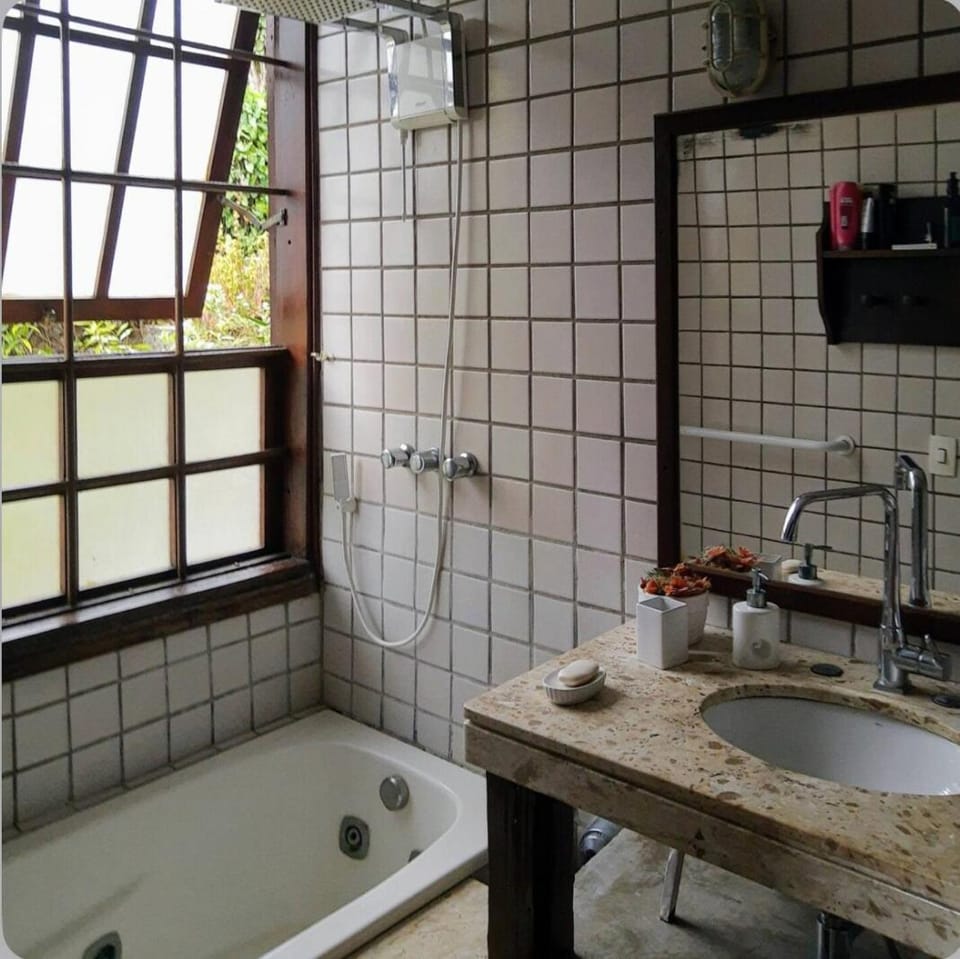 Casa de praia com vista para o mar e para as montanhas, grande com 3 quartos, 3 salas e 3 banheiros House in Ilhabela