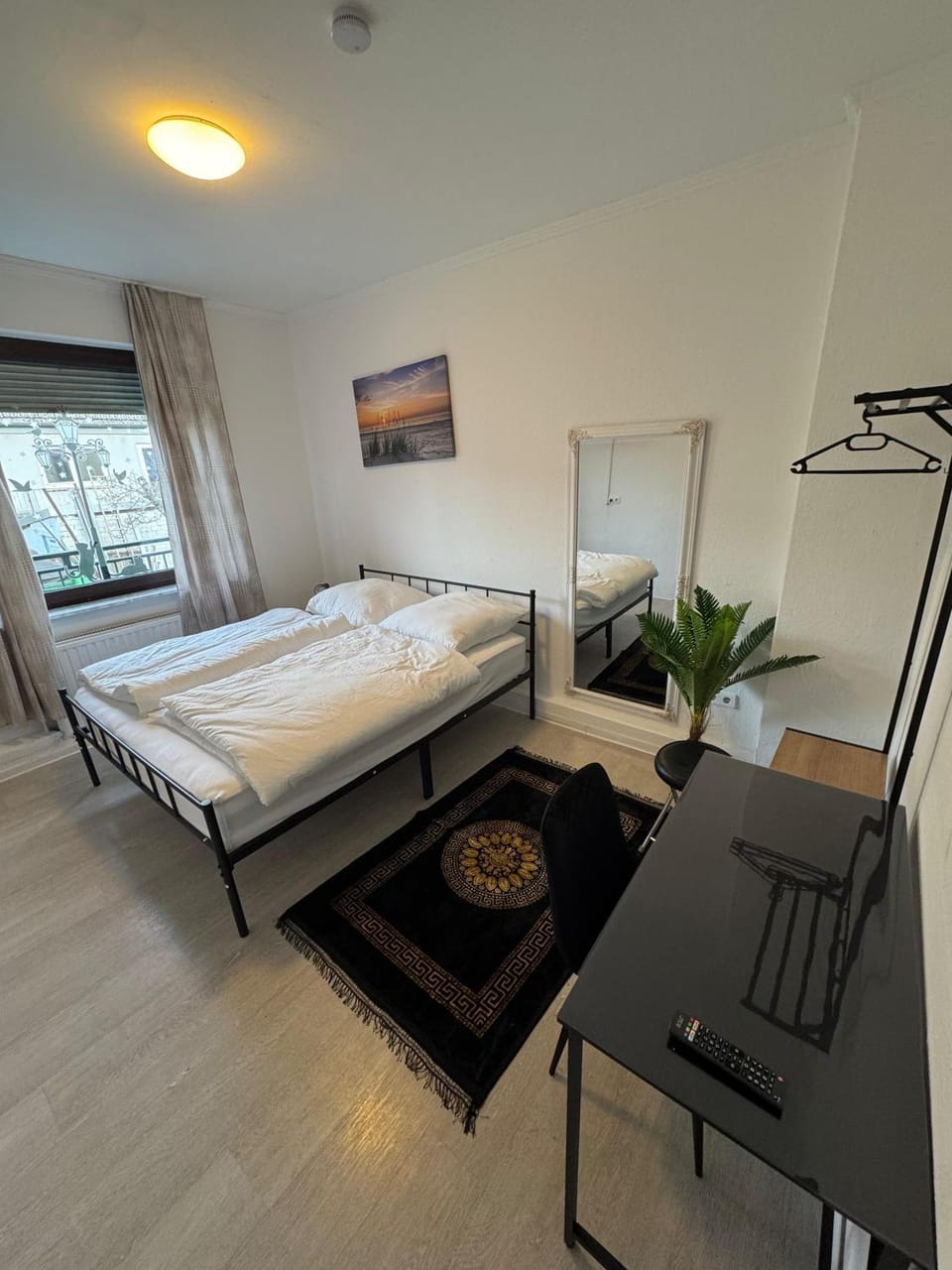 Bed, TV and multimedia, Photo of the whole room, Bedroom
