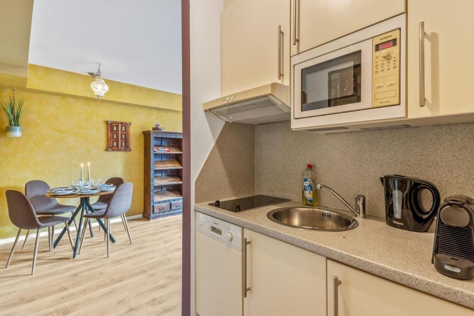 1001 Night 2BR - Gym - Parking Apartment in Vienna