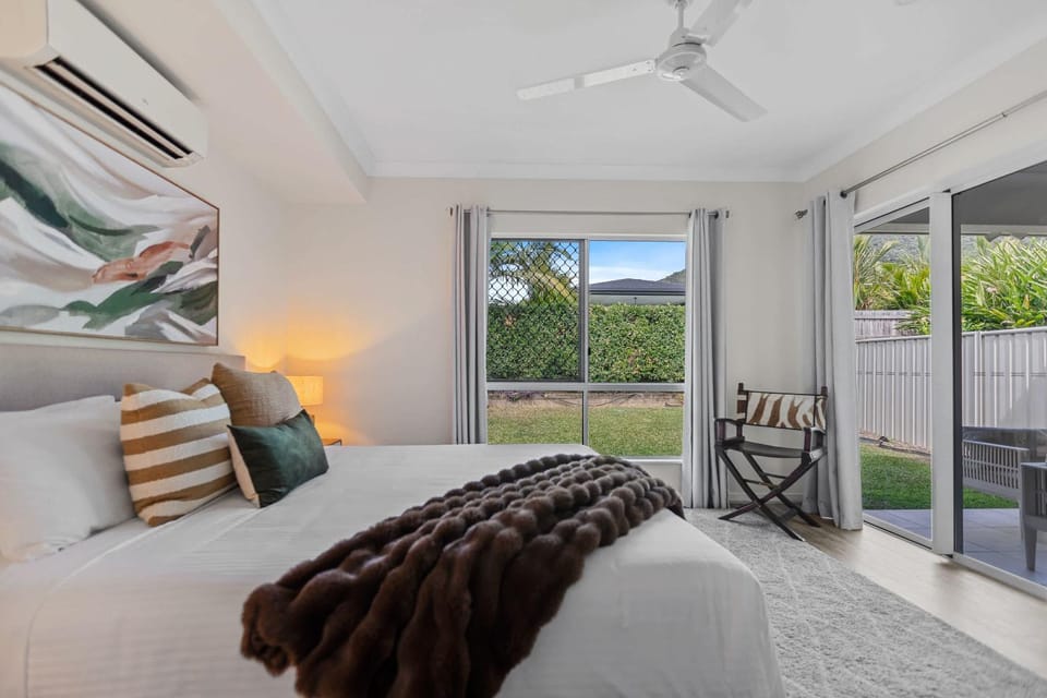 Palm Cove Hideaway Pet Friendly Fenced Yard House in Palm Cove
