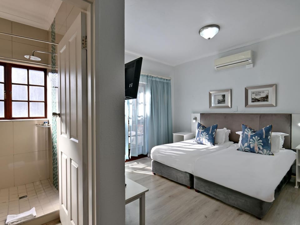 Bed, Bathroom, Bedroom