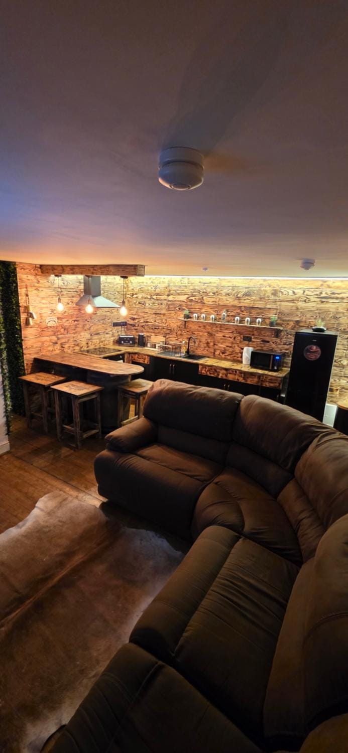 Cowboy Corner - Hot Tub, City Centre, Free Parking Apartment in Cardiff
