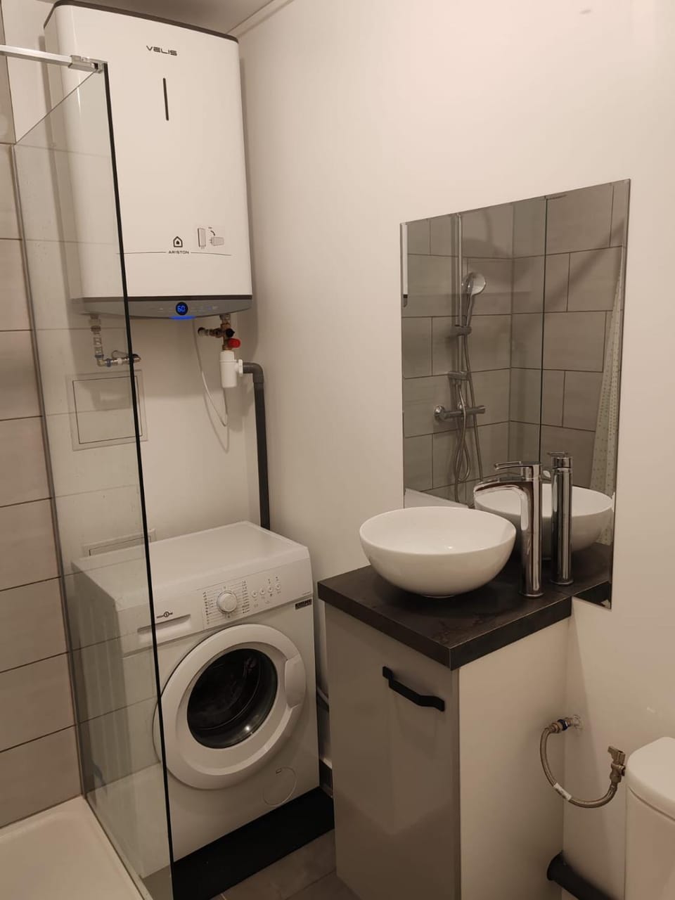 Toilet, Bathroom, towels, washing machine