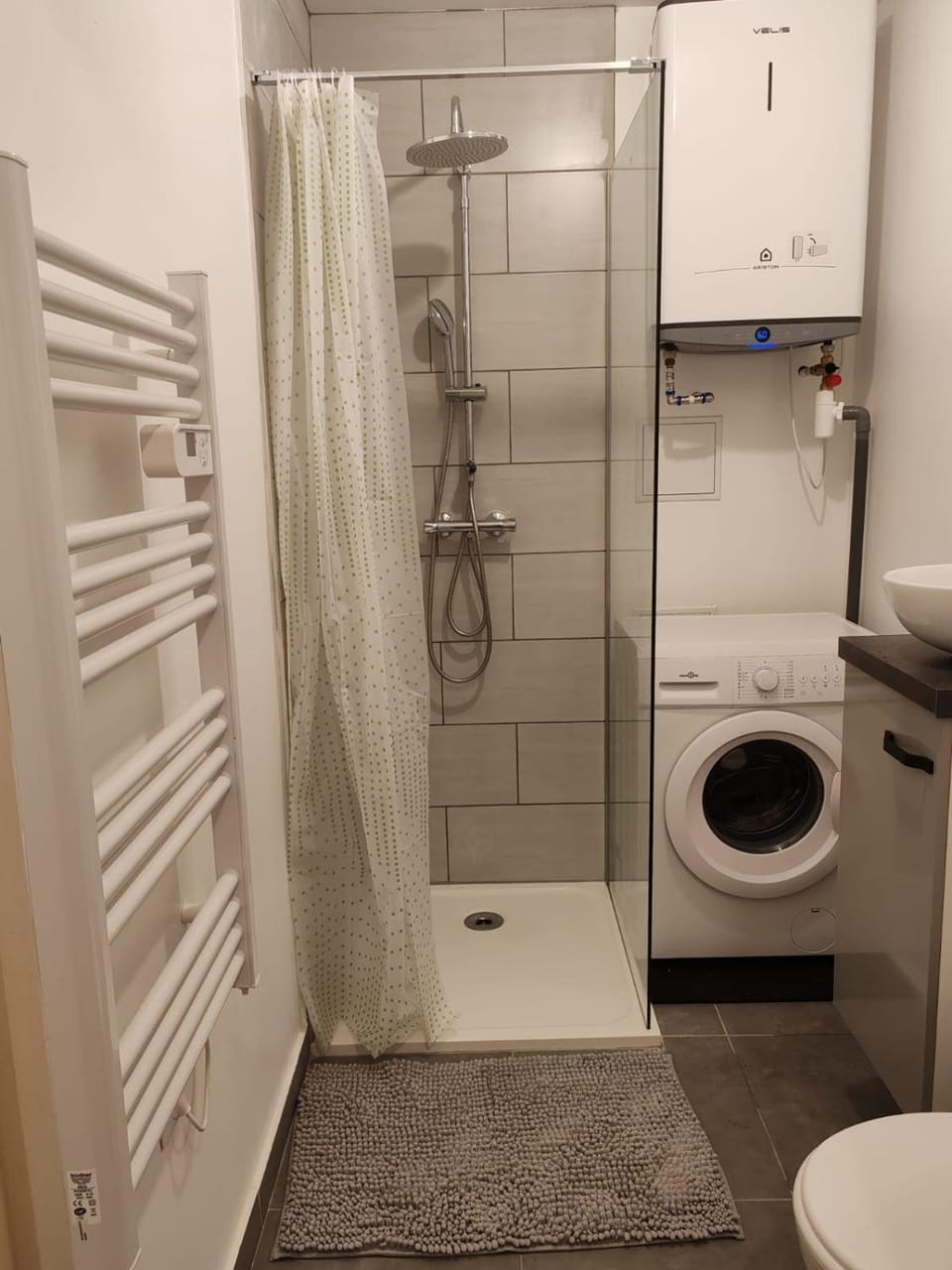 Shower, Toilet, Bathroom, towels