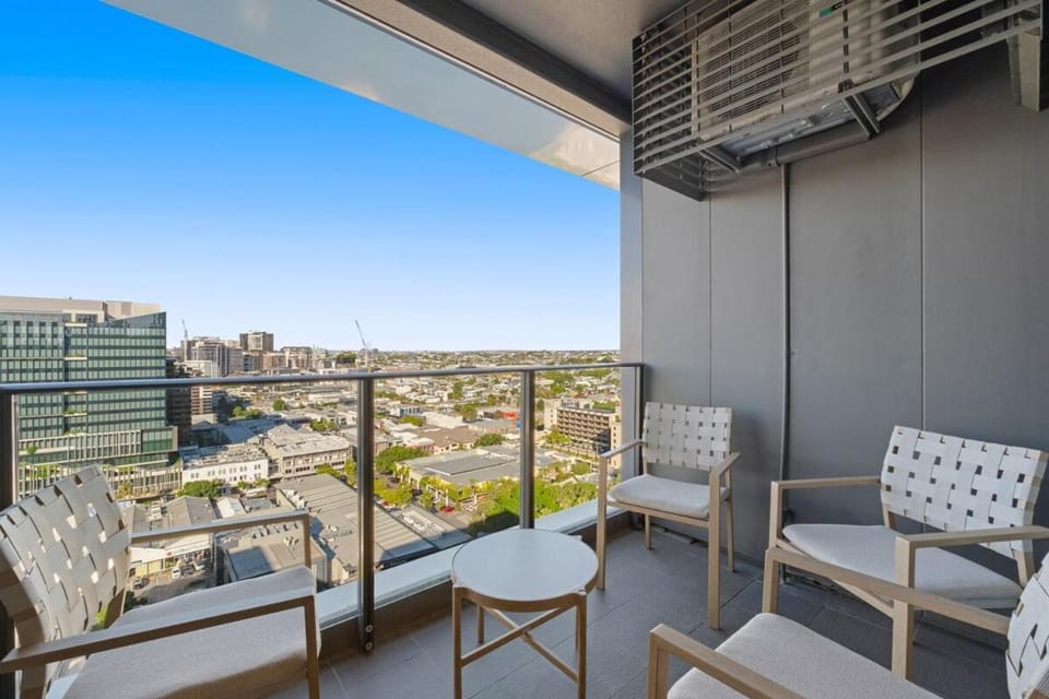 Immaculate Top Floor Views - 2Bed-2Bath-1Car-Pool Apartment in Brisbane