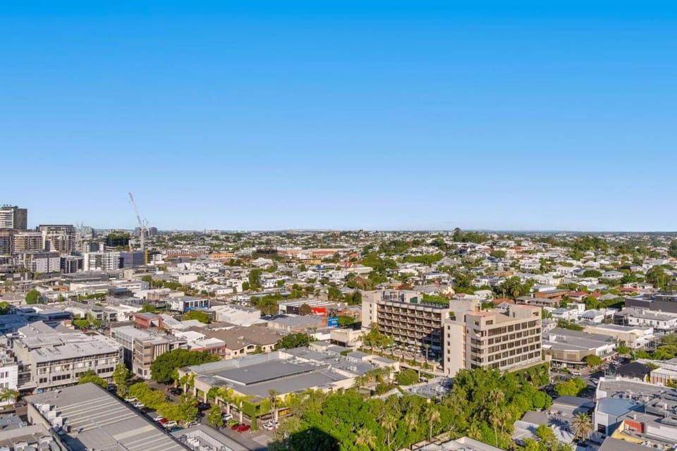 Immaculate Top Floor Views - 2Bed-2Bath-1Car-Pool Apartment in Brisbane
