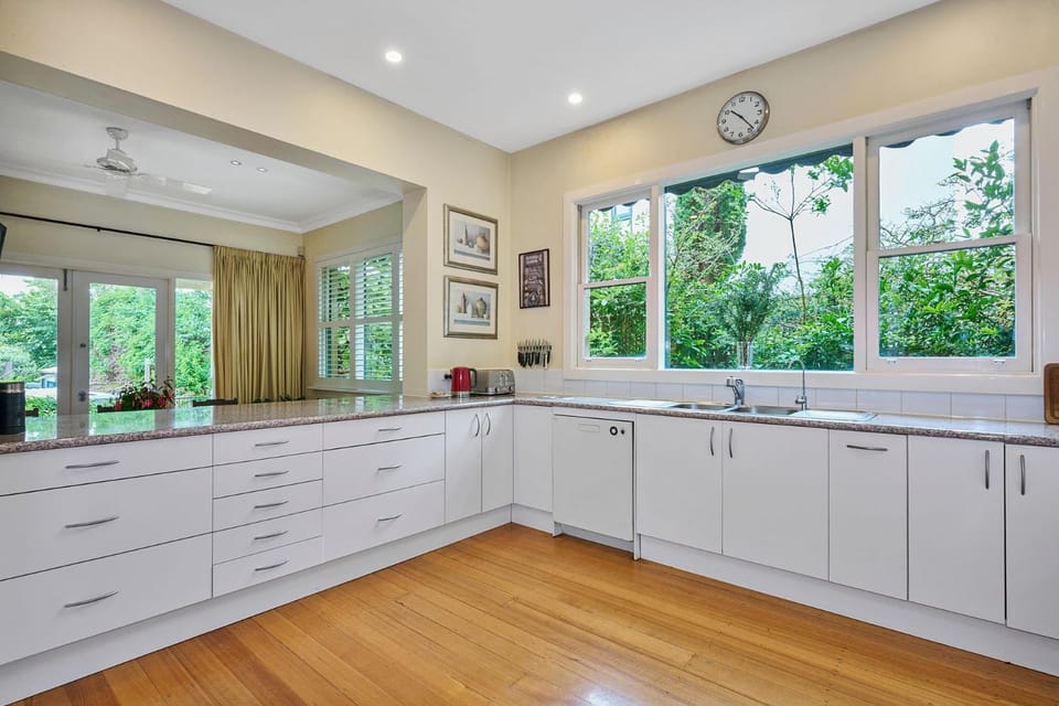 Yeovil House with Pool and Tennis Court House in Melbourne