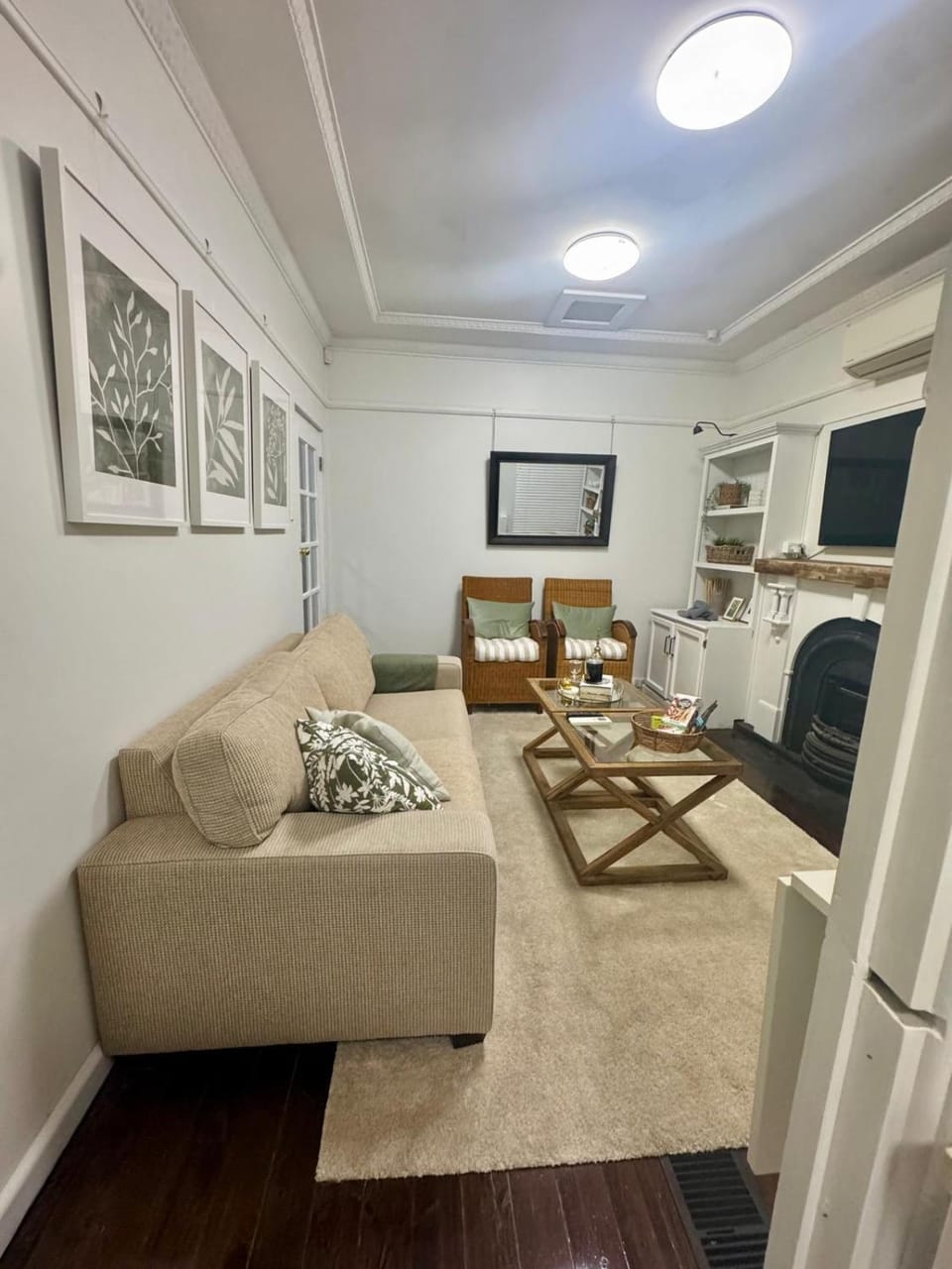 TV and multimedia, Living room, Seating area, Evening entertainment
