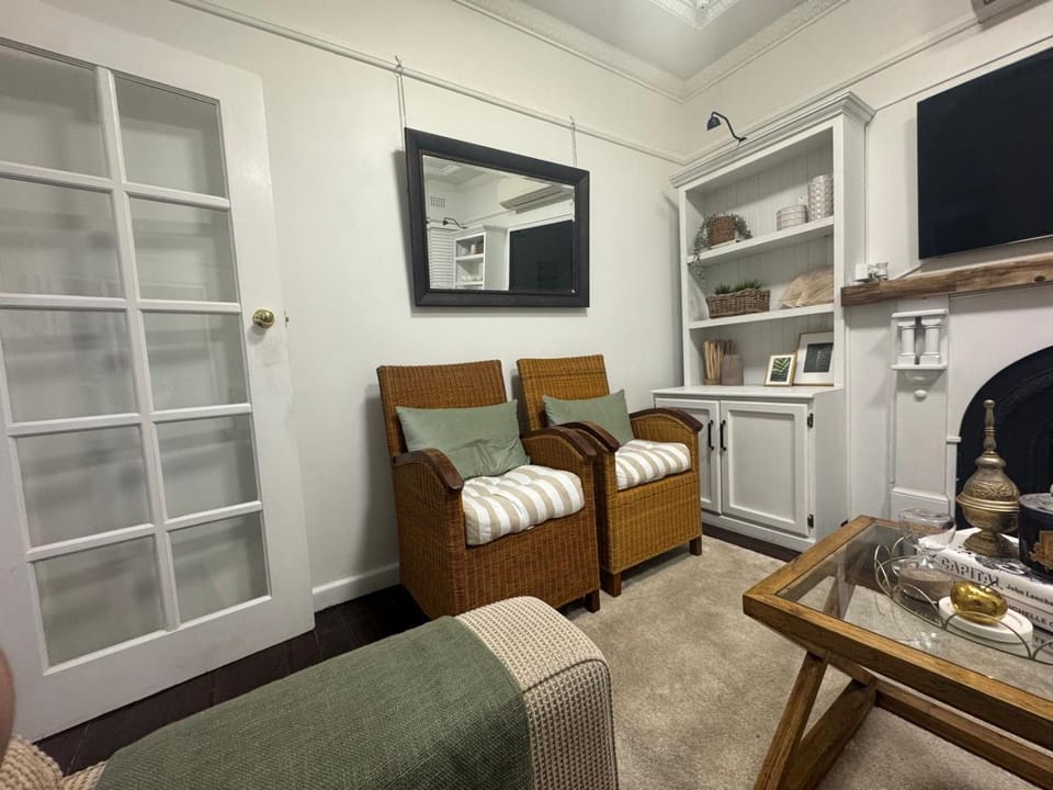 TV and multimedia, Living room, Seating area, pet friendly