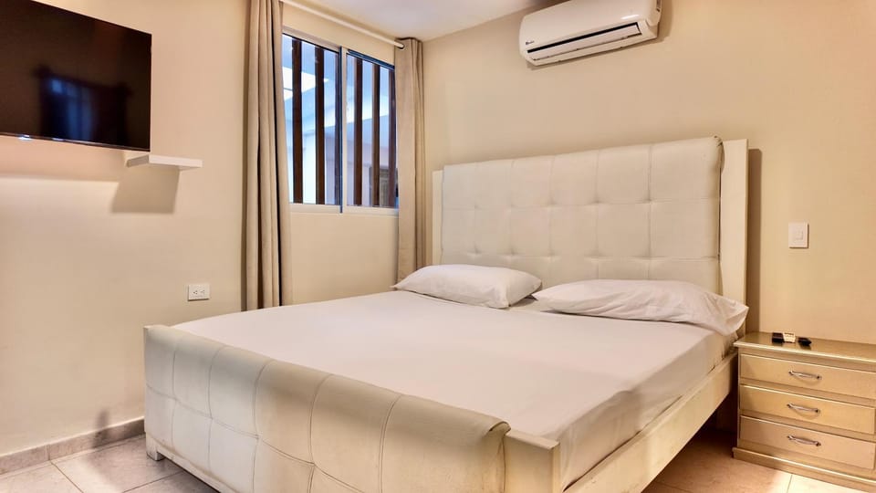 Bed, TV and multimedia, Photo of the whole room, Bedroom, air conditioner