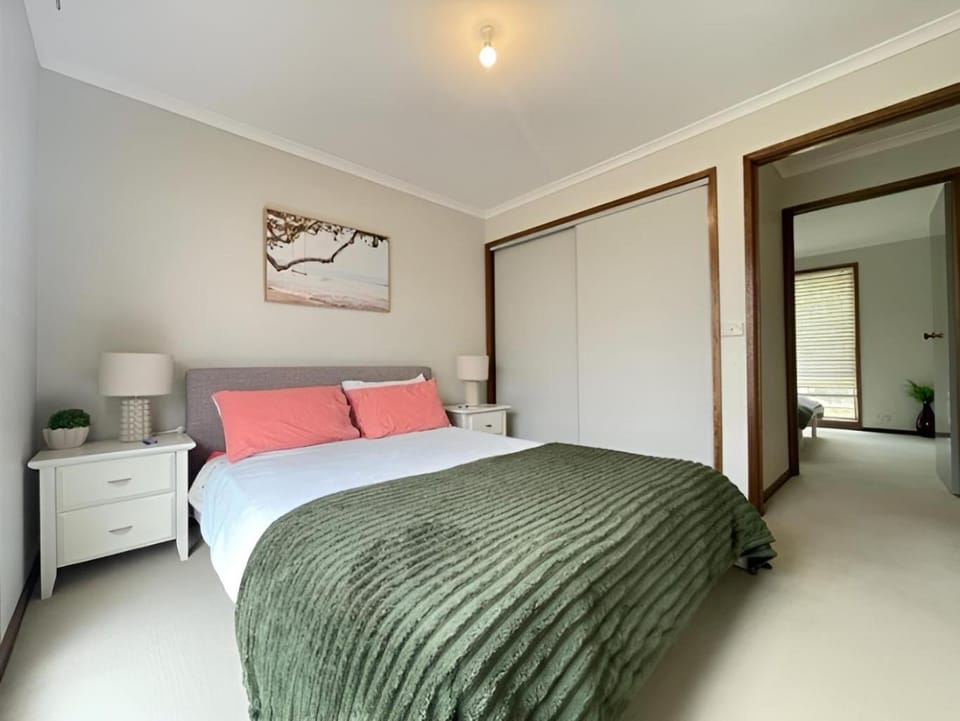 Grovedale Guest House - Torquay & Deakin Area House in Geelong