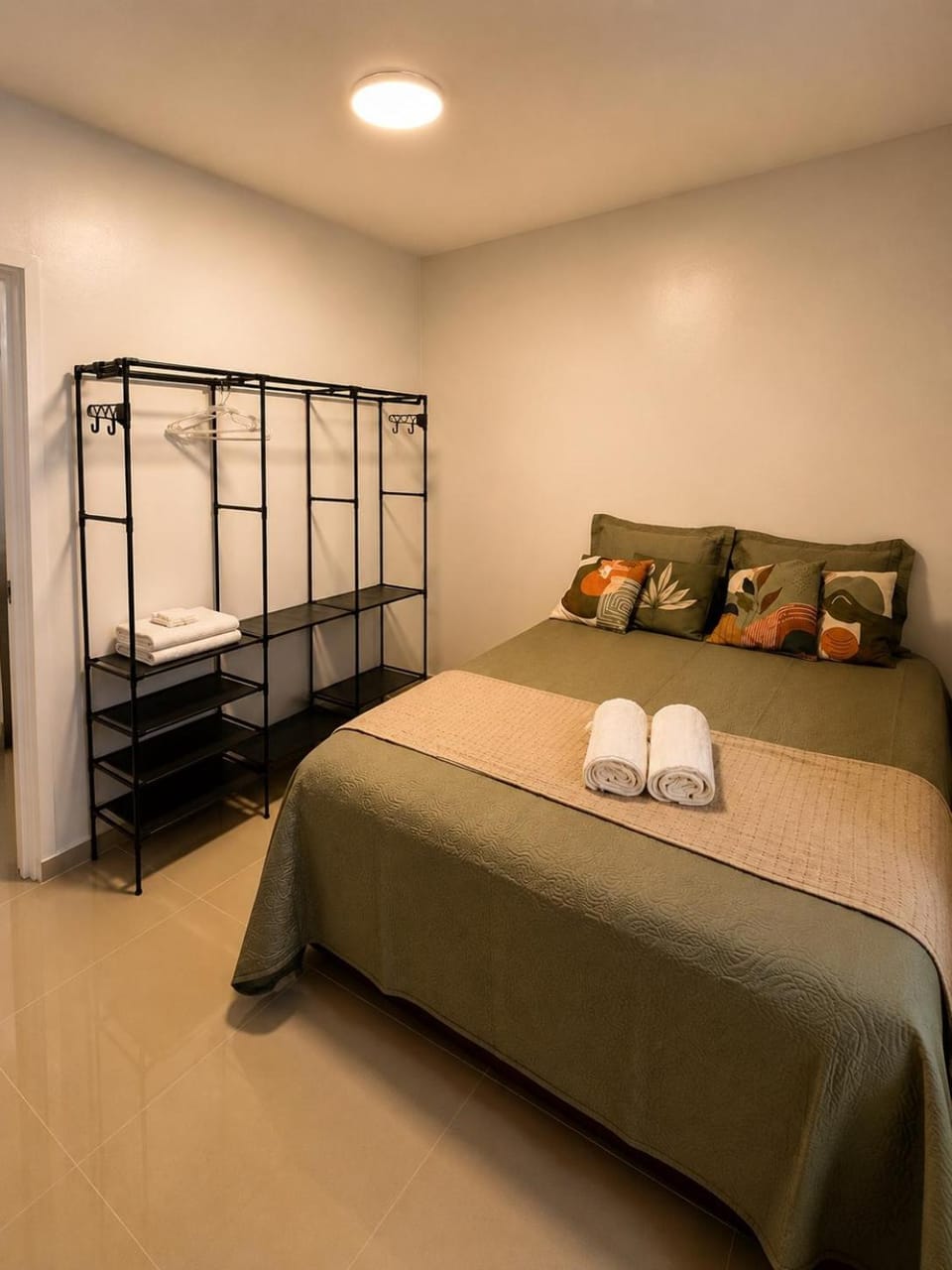 Bed, Bedroom, towels