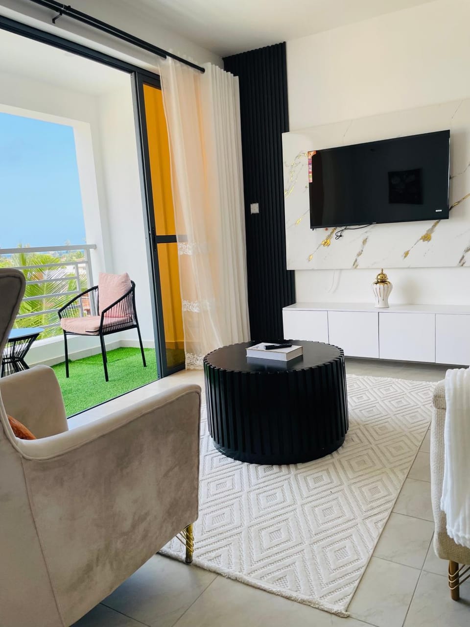 Communal lounge/ TV room, TV and multimedia, Balcony/Terrace, Living room, Photo of the whole room, Seating area