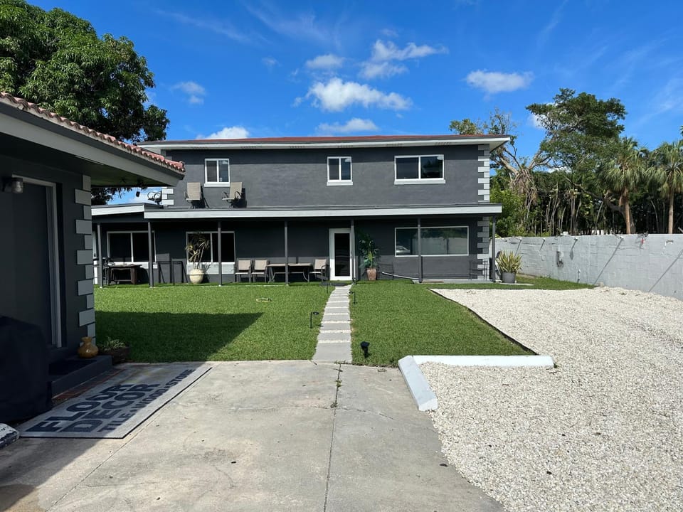 Exec Suites in Estate Guest House Men only near Ocean Vacation rental in Pompano Beach