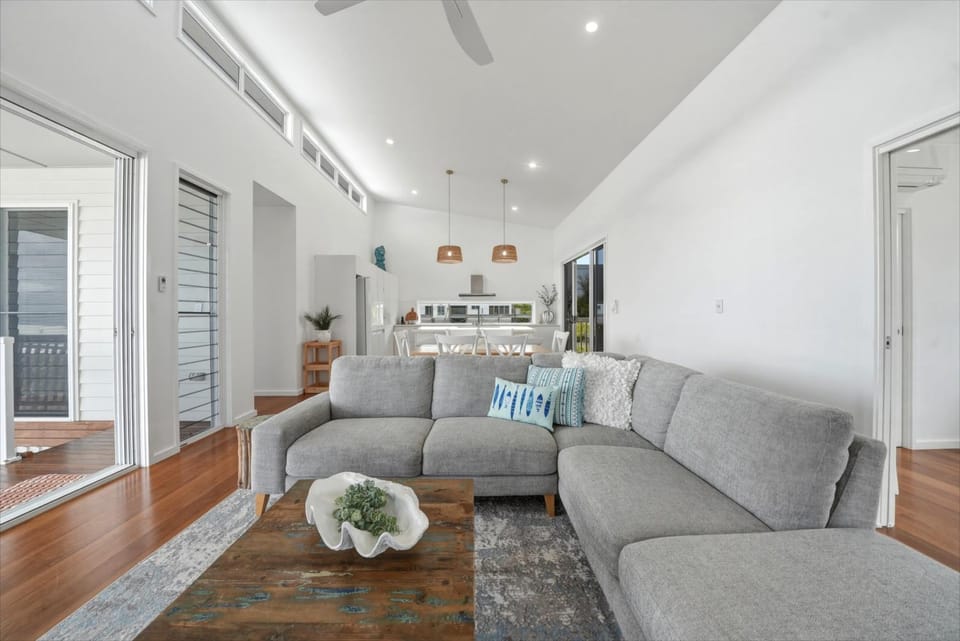 Solas Sands 3 BR w Pool & Boat Park - 5 min Beach House in Agnes Water