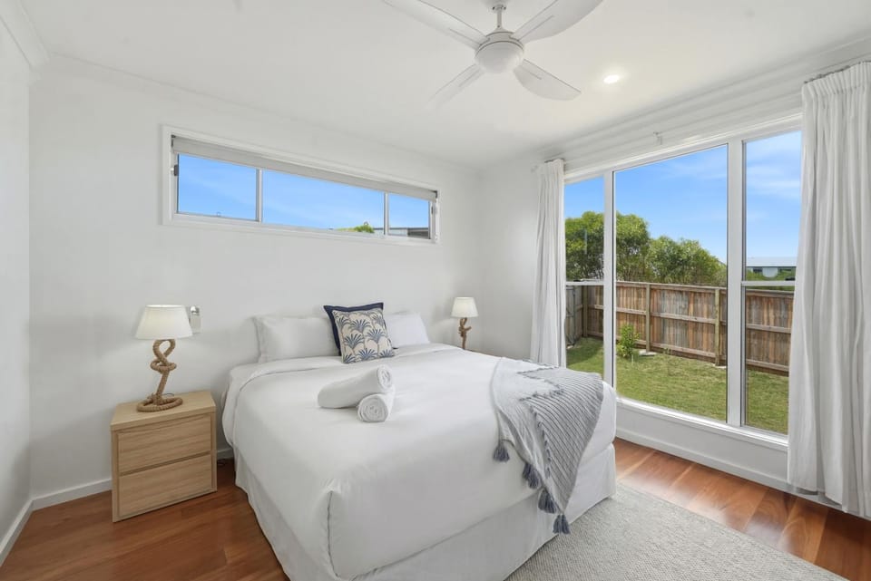 Solas Sands 3 BR w Pool & Boat Park - 5 min Beach House in Agnes Water
