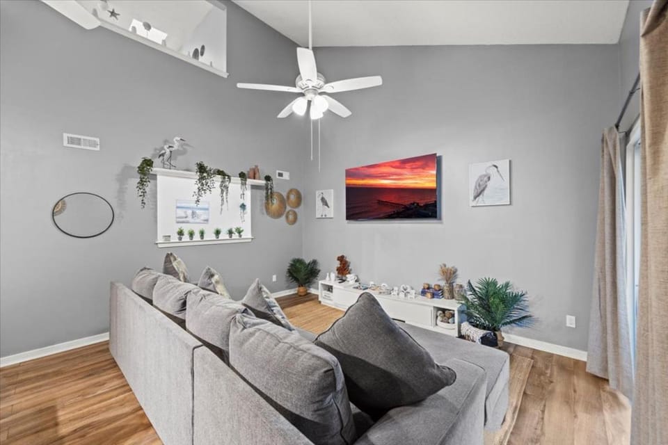 Beachy Retreat - Mins to UNCW & Wrightsville Beach House in Wilmington