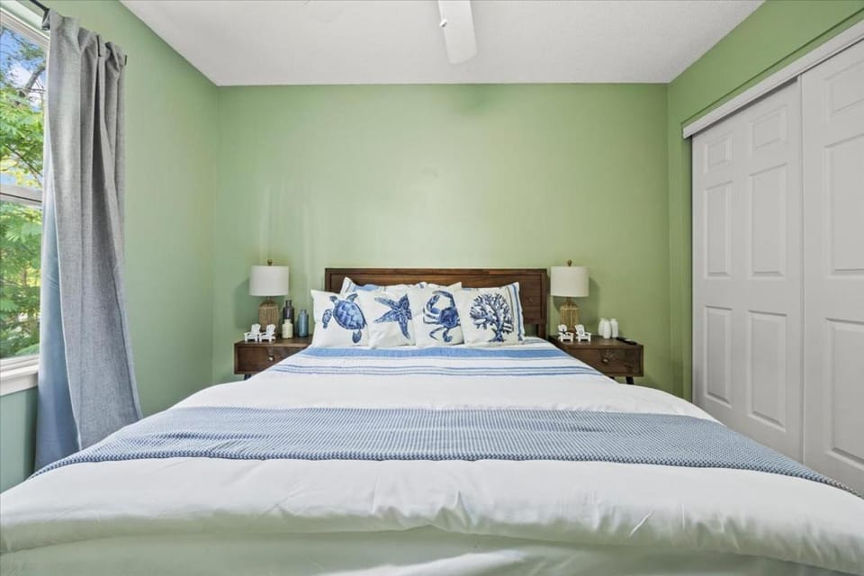 Beachy Retreat - Mins to UNCW & Wrightsville Beach House in Wilmington