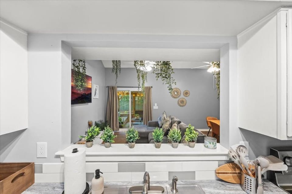 Beachy Retreat - Mins to UNCW & Wrightsville Beach House in Wilmington