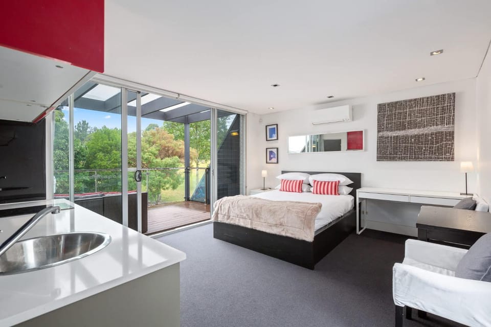 Camperdown Parkside Studio Apartment in Sydney