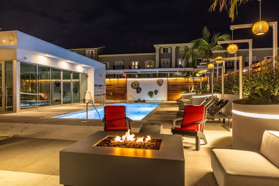 Marbella Lane - Grand 2BR w Beach & Ocean Views Apartment in Long Beach