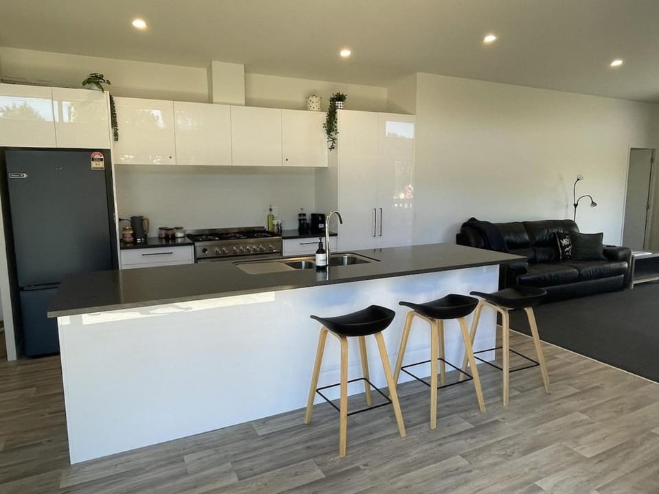 Kitchen or kitchenette, Seating area, oven, pet friendly, stove