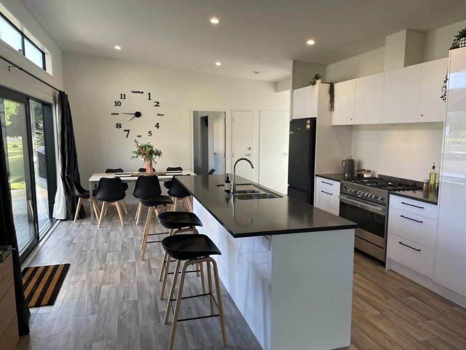 Kitchen or kitchenette, Dining area, dishwasher, oven, pet friendly, stove