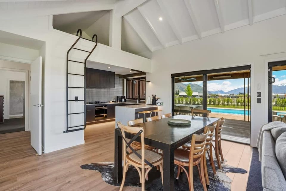 Wanaka Mountain Oasis - Spa & Pool House in Wanaka