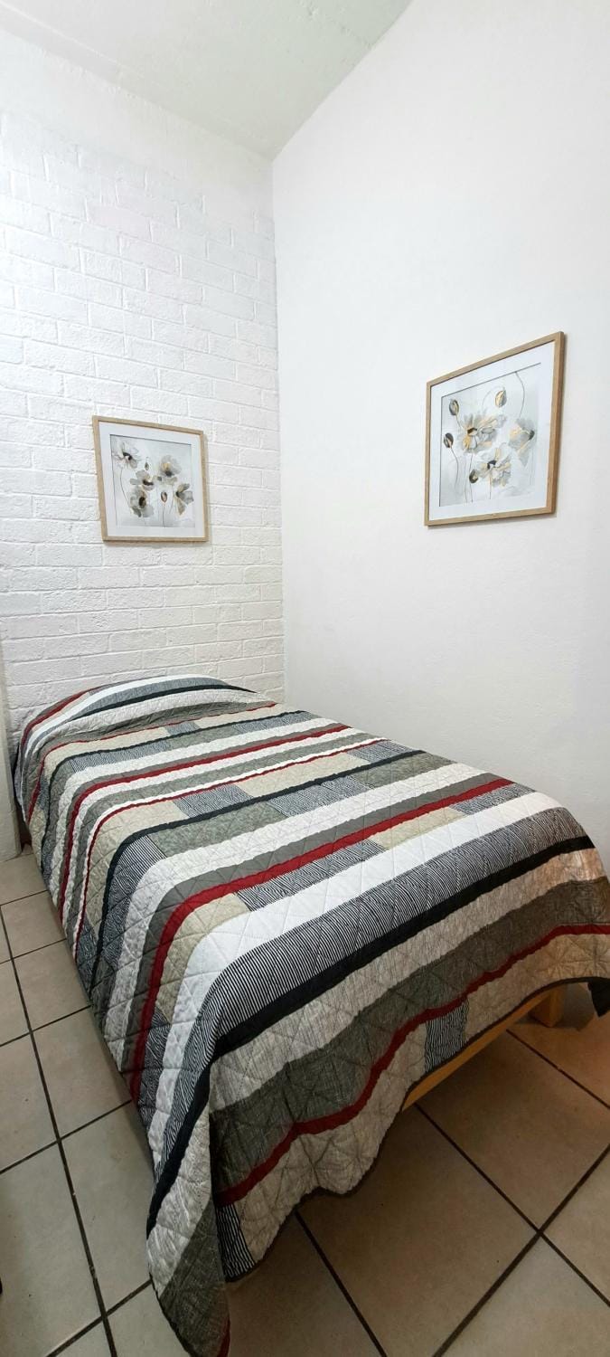 Habitación con baño privado para 2 personas cerca del ESTADIO AZTECA-BANORTE Bed and Breakfast in Mexico City