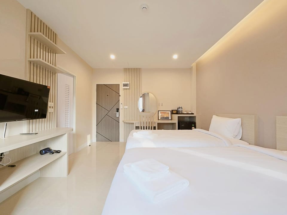 Bed, TV and multimedia, Bedroom