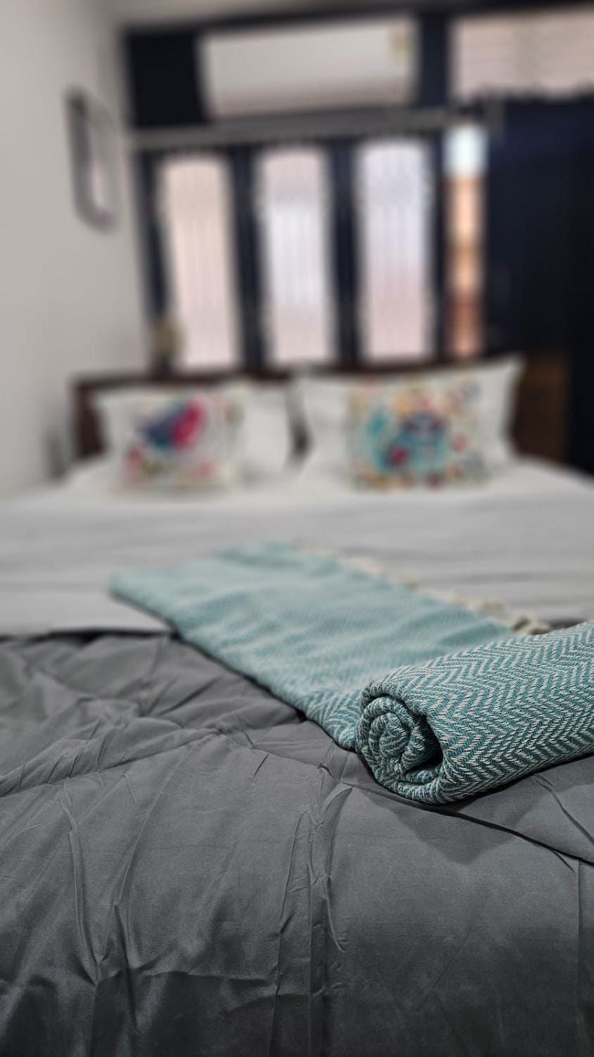 Bed, Living room, Photo of the whole room, Bedroom, Family, Quiet street view, air conditioner