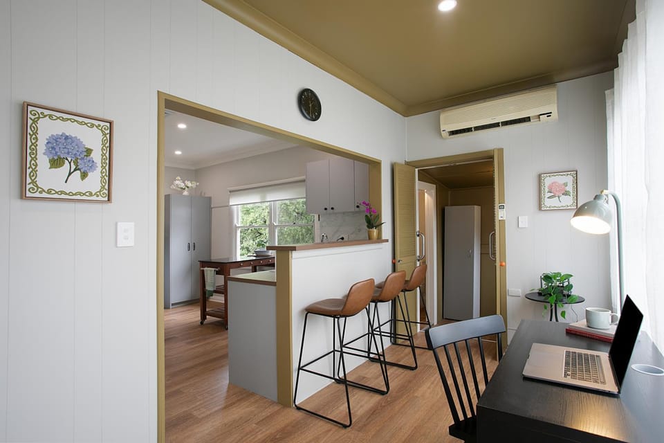 Kitchen or kitchenette, Seating area, air conditioner