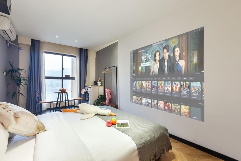Bed, TV and multimedia, Photo of the whole room, Decorative detail, Bedroom