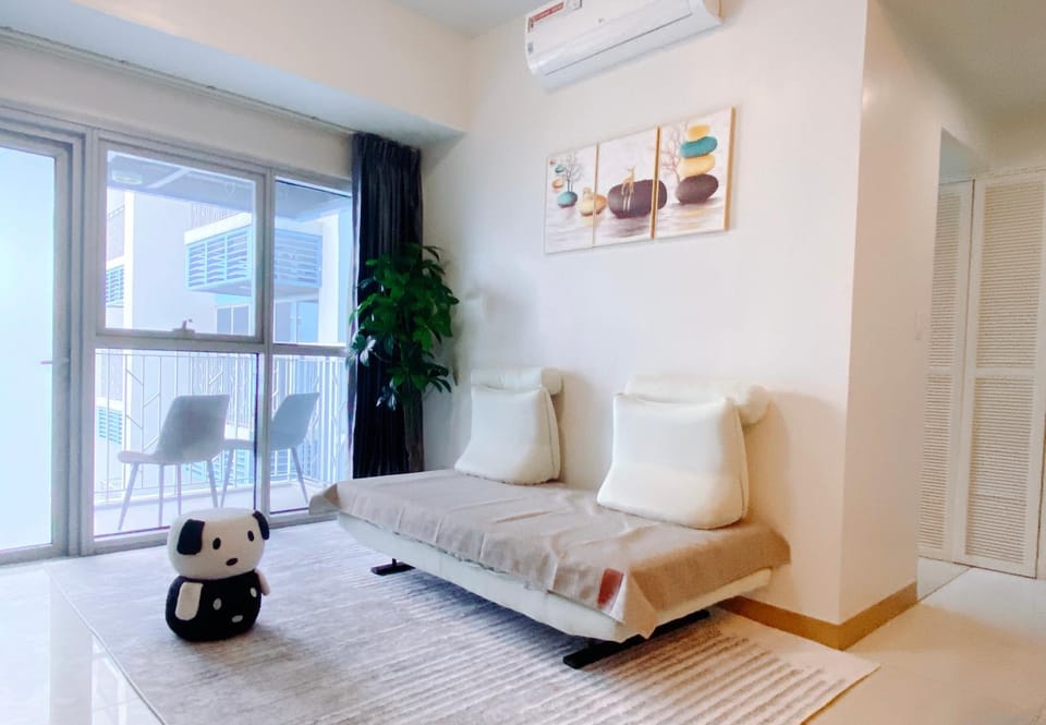Bed, Living room, Photo of the whole room, Seating area, Bedroom, air conditioner
