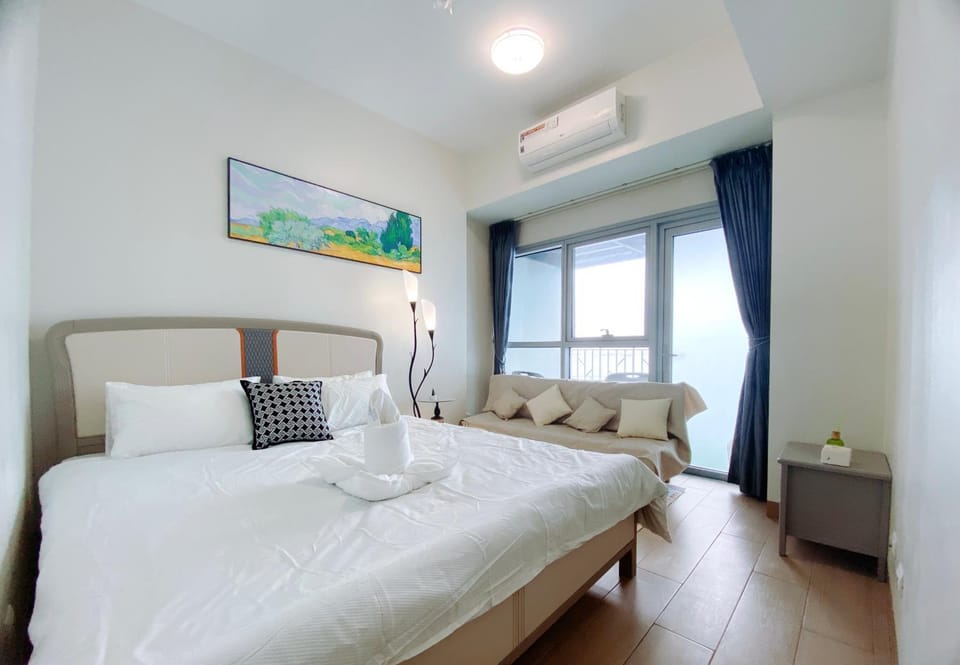 Bed, Living room, Photo of the whole room, Seating area, Bedroom, towels, air conditioner
