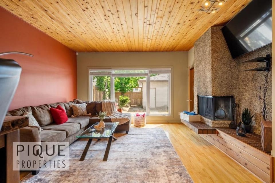 Patio, TV and multimedia, Living room, fireplace
