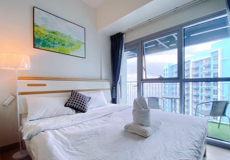 Bed, Photo of the whole room, Bedroom, towels