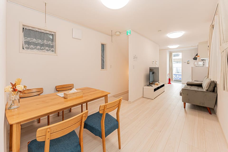 Restaurant/places to eat, Living room
