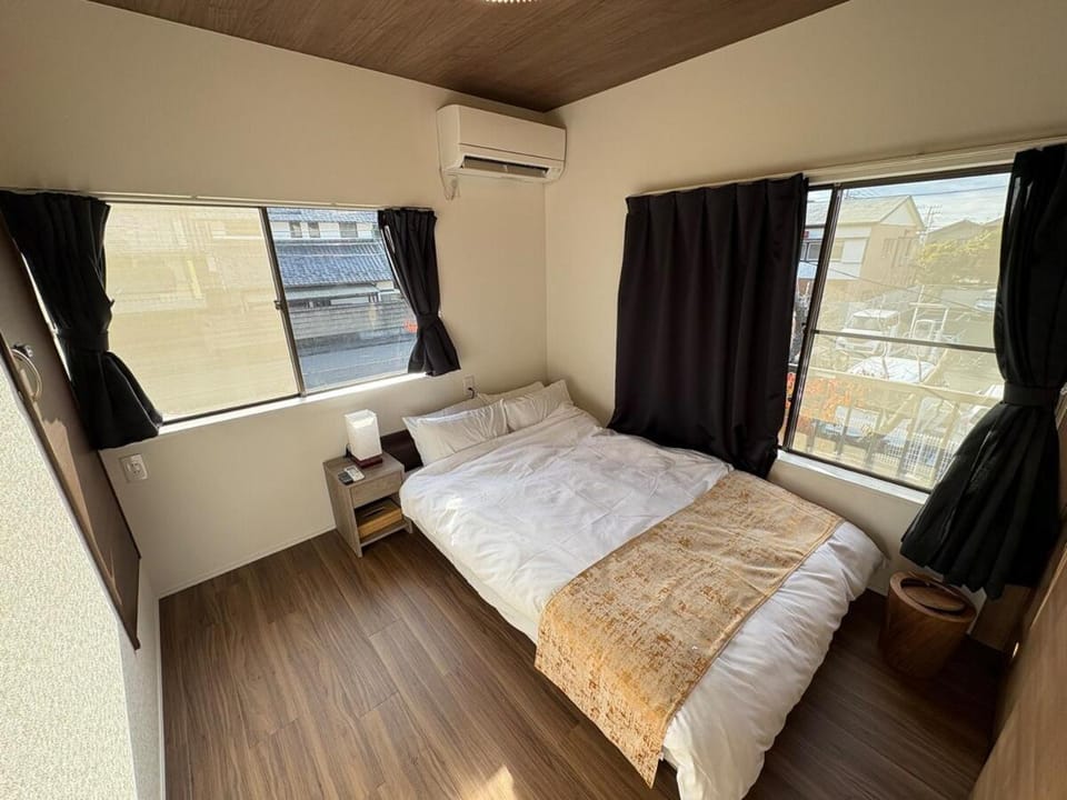 Bed, Photo of the whole room, Bedroom, air conditioner