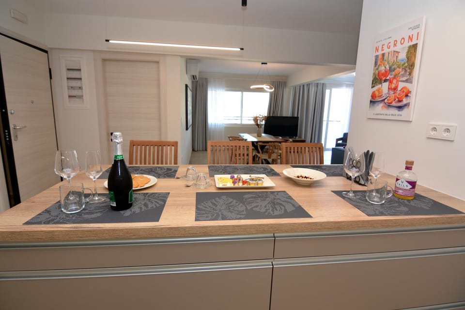 Kitchen or kitchenette, Dining area, stove
