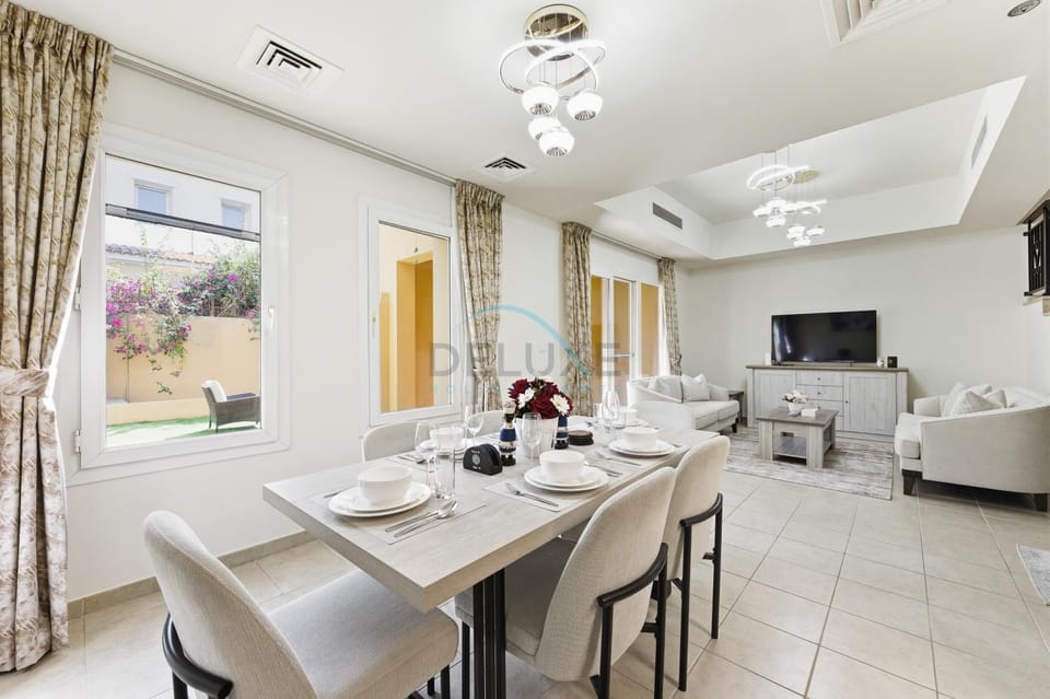 TV and multimedia, Living room, Seating area, Dining area
