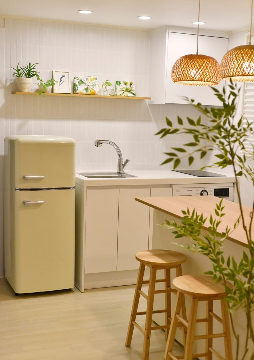 Kitchen or kitchenette, minibar, stove