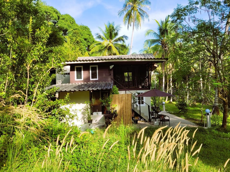 Property building, Day, Natural landscape, Garden, Garden view