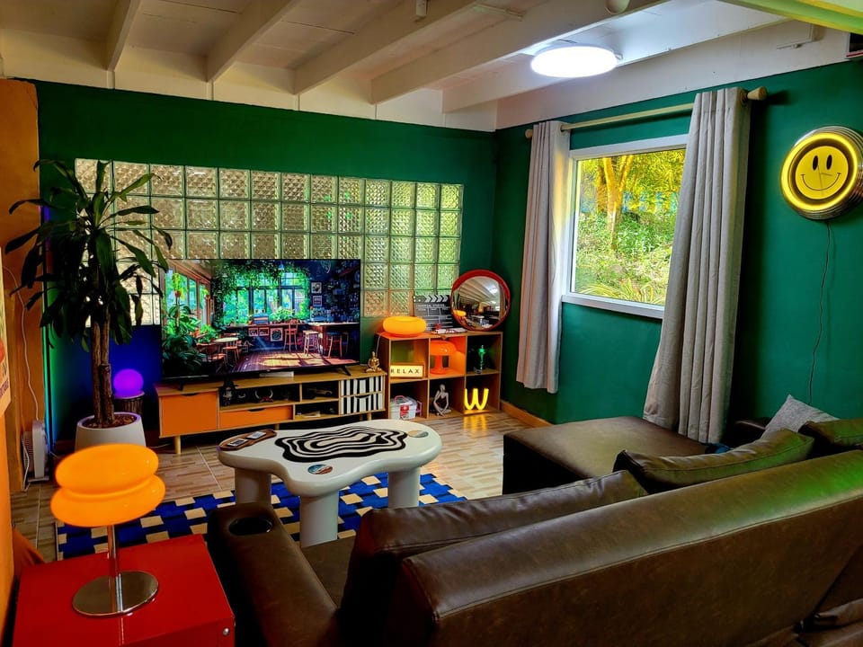 Communal lounge/ TV room, TV and multimedia, Living room, Seating area, Evening entertainment